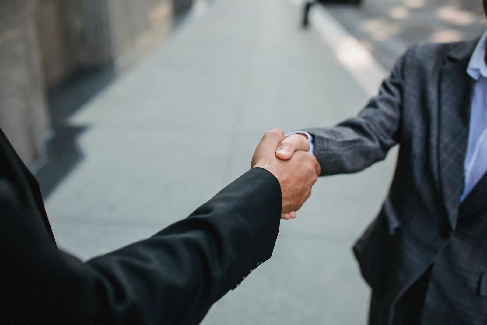 Aperto de mãos selando um acordo comercial entre empresas