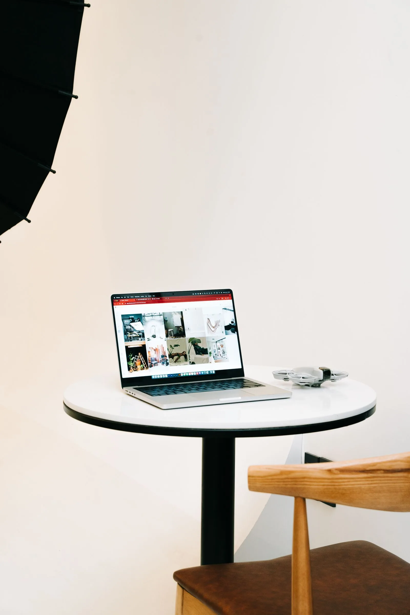 Setup de fotografia de produto com laptop e iluminação de estúdio